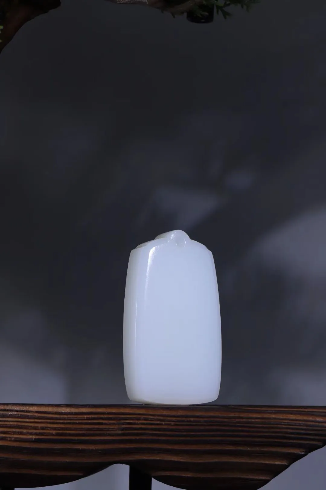 【平安牌】
和田玉白玉打磨平安牌。质地温润细腻，品质高贵，线条优美流畅，透出几分灵秀，光洁平坦，双