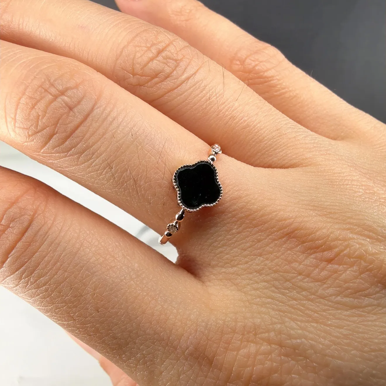 精品18k墨翠四叶草女戒 种好色正 黑度极好 打灯通透 油性十足