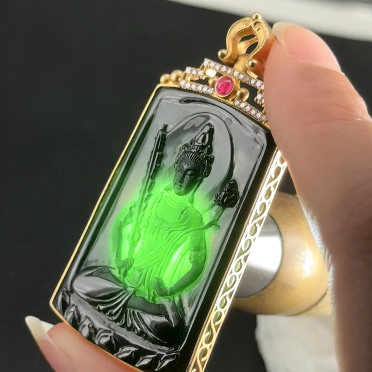 精品18k墨翠虚空藏菩萨 种好色正 黑度极好 打灯通透 油性十足