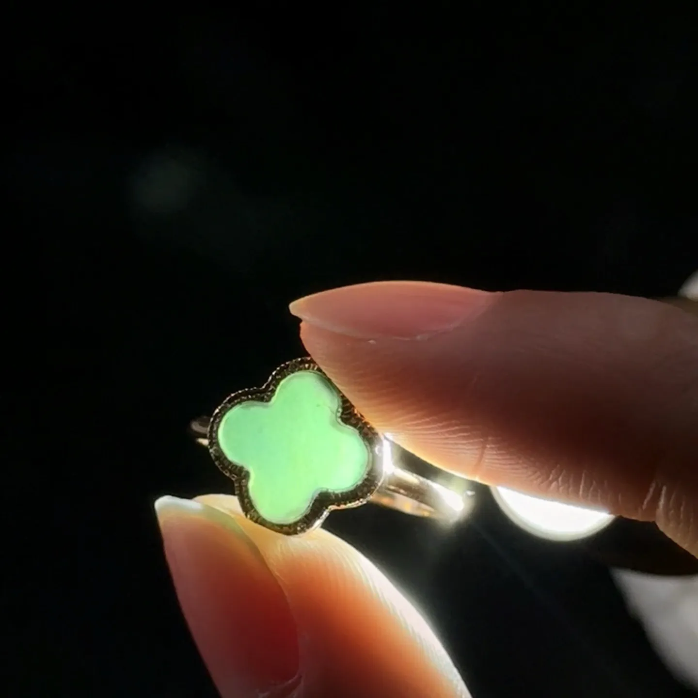 精品18k墨翠四叶草女戒 种好色正 打灯通透 油性十足