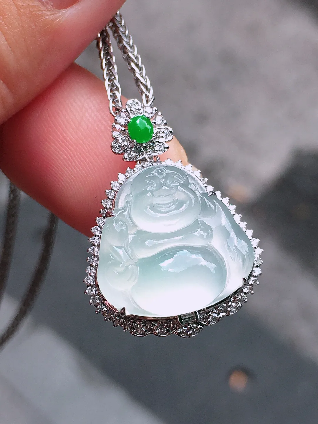 冰种佛公吊坠，玉质细腻，荧光感超
强，饱满圆润，尽显优雅气质，18k
金豪华镶嵌