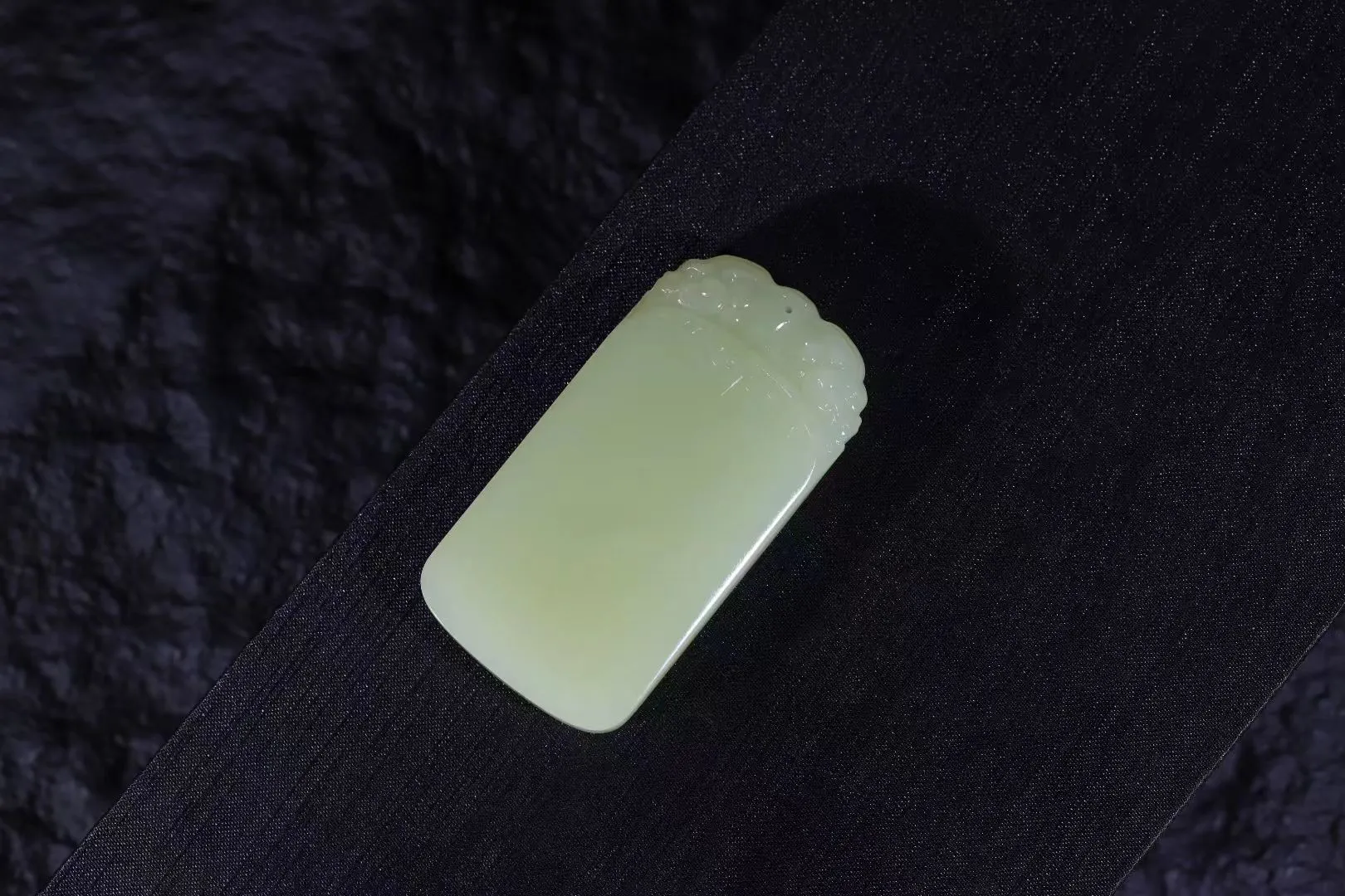精选美物
【黄玉·无事牌】精品黄口料，玉质细腻，色若蒸栗，脂润馨香，无事无物，简单典雅，纯手工打磨，抛光精细光洁，“无事牌”又被当作“许愿牌”，把祝福许在“ 平安牌”上，愿望就能实现，并守护一生。历尽世间苍桑，伴君喜乐安康。
【规格】72-37-10mm,69.4g