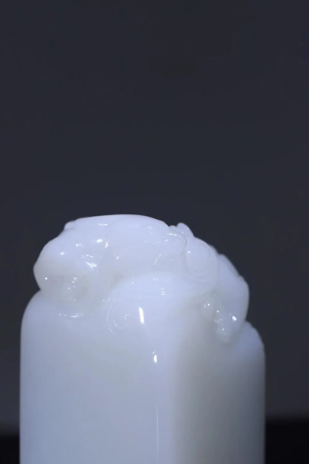 精品美物
【貔貅~静守乾坤】羊脂白玉印章，玉质油润细腻。貔貅盘踞章首，霸气回望，须鳞毕现，威严雄壮。