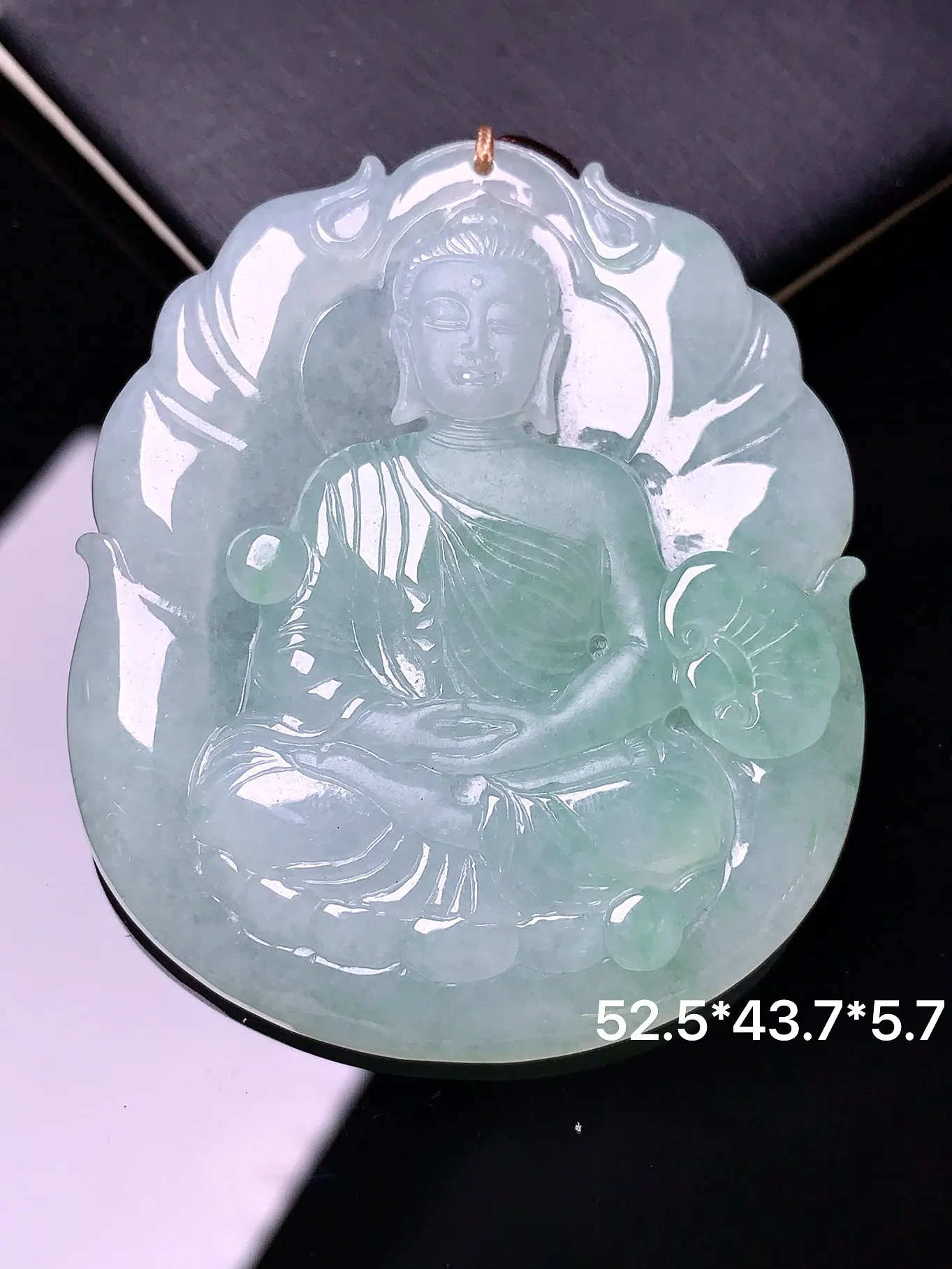 飘绿大日如来吊坠 玉质细腻 色泽清新艳丽 整体尺寸52.5*43.7*5.7