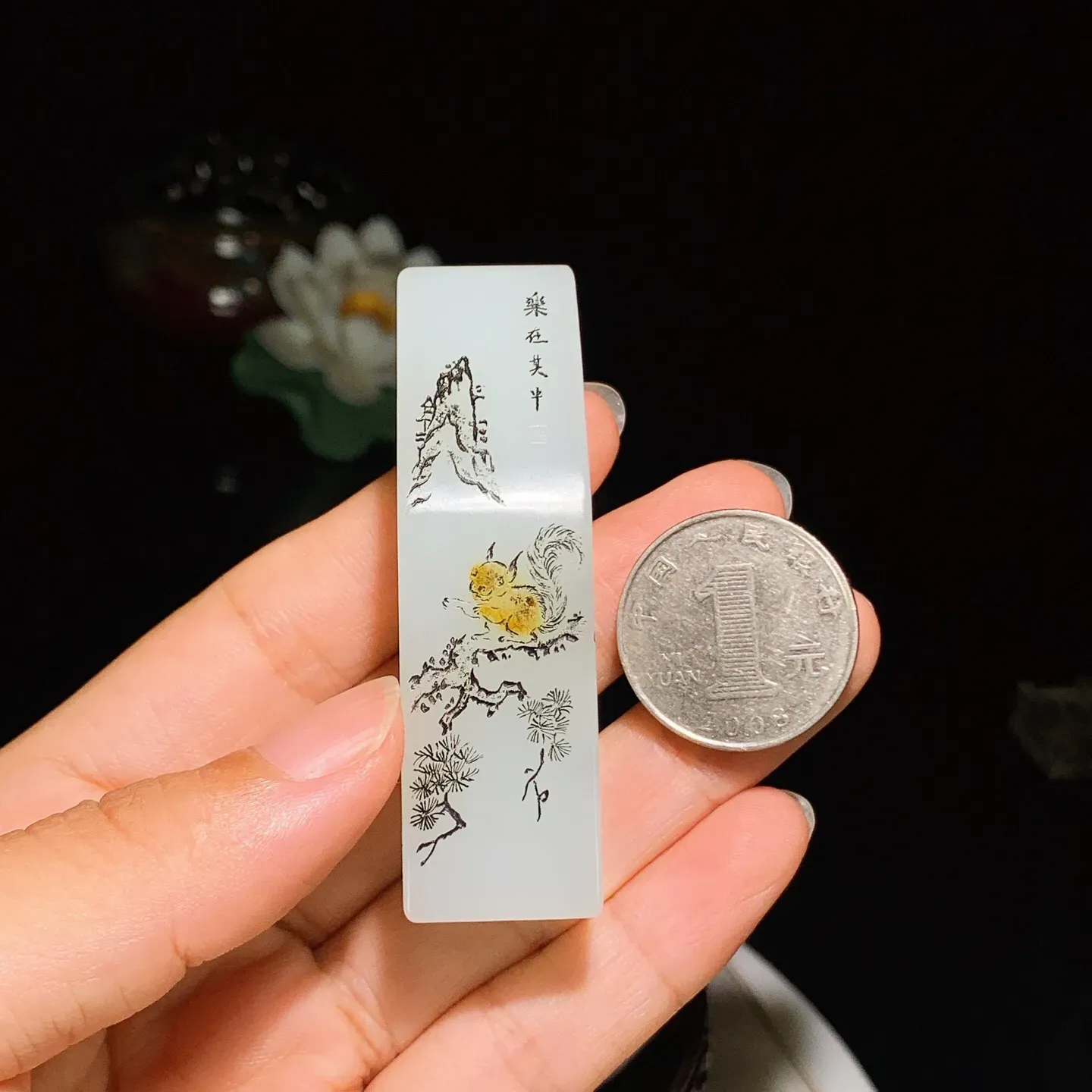 新疆和田玉印章。尺寸65.7/19/18.1重57.1克 玉质细腻油润 底色纯净 脂粉好，品质好。lt250906