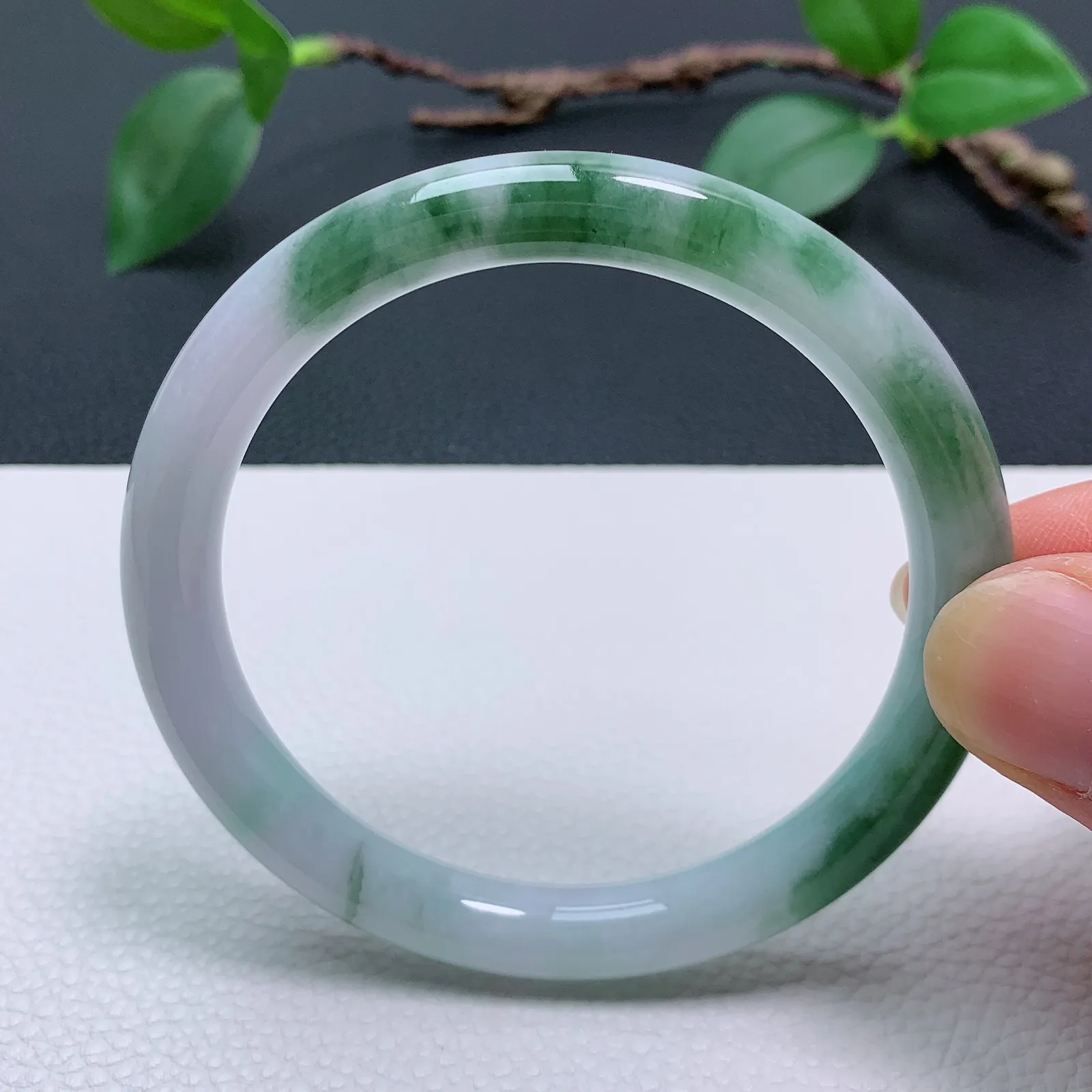 天然翡翠圈口58-59老坑飘绿半山水圆条手镯 玉质细腻 种水好 尺寸：58.5-8.5-8.3mm 