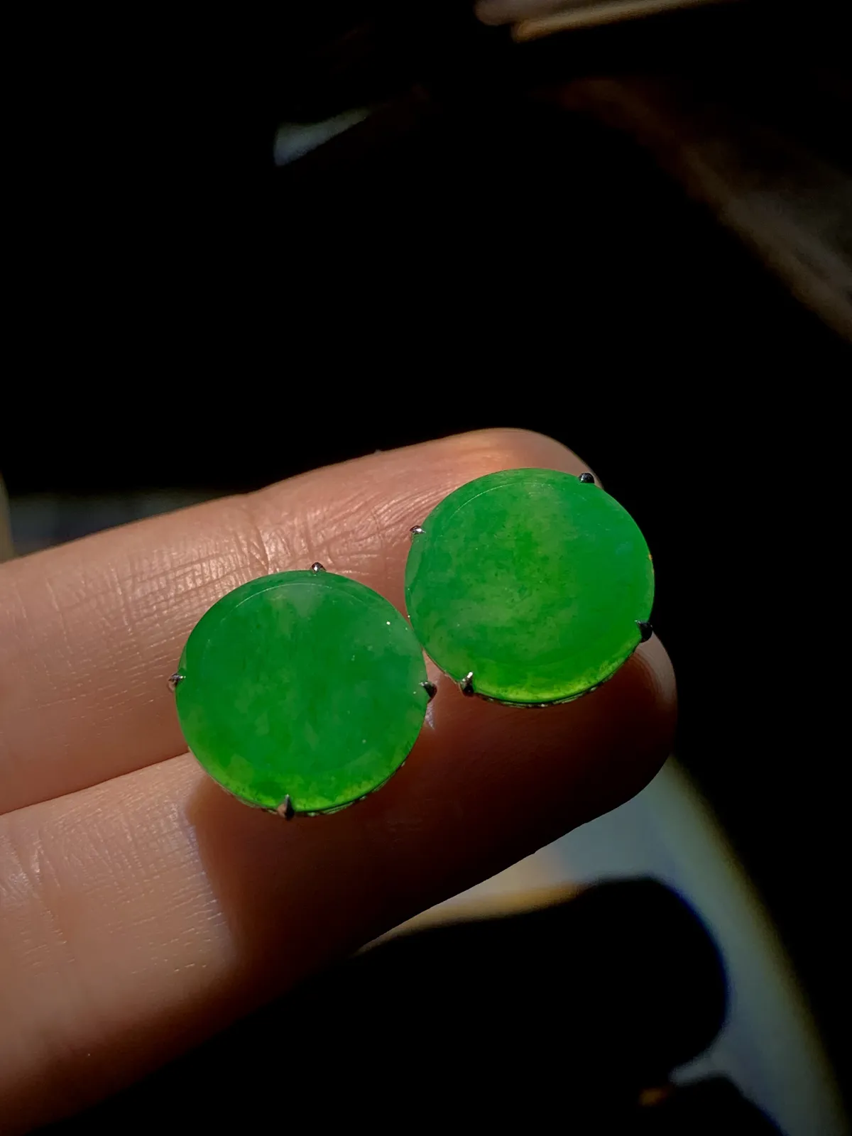 小圆牌素面简约耳钉，
裸石15-15-2.2mm，
18K金，南非钻，