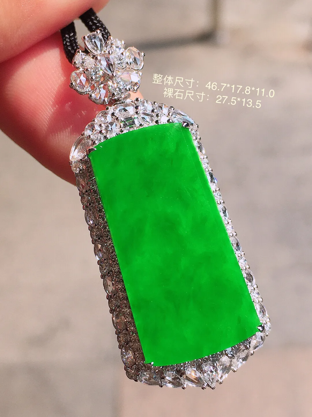 阳绿无事牌吊坠，色泽均匀艳丽，玉质细腻，荧光感超
强，饱满圆润，尽显优雅气质，18k
金豪华镶嵌