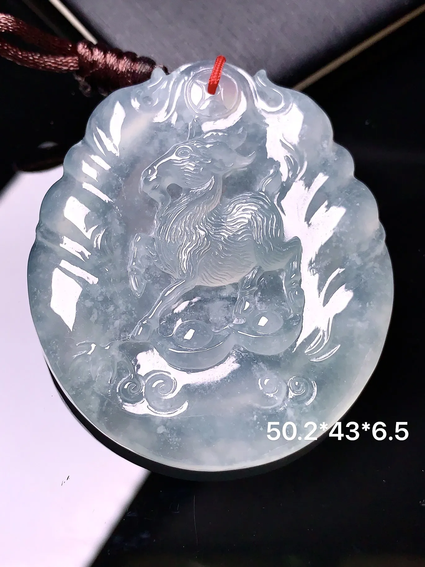 冰种生肖羊牌吊坠 玉质细腻 色泽清新艳丽 整体尺寸50.2*43*6.5