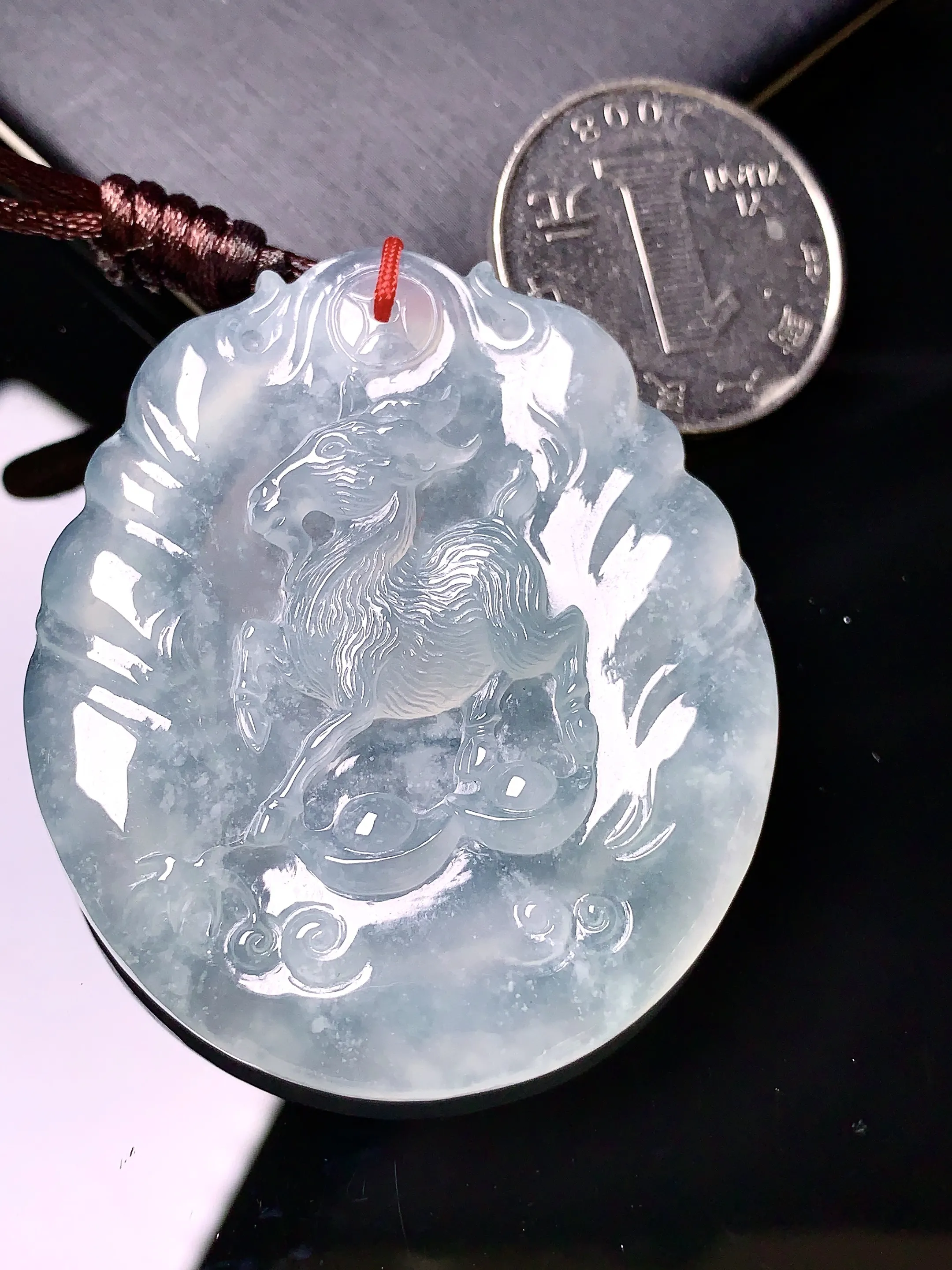 冰种生肖羊牌吊坠 玉质细腻 色泽清新艳丽 整体尺寸50.2*43*6.5