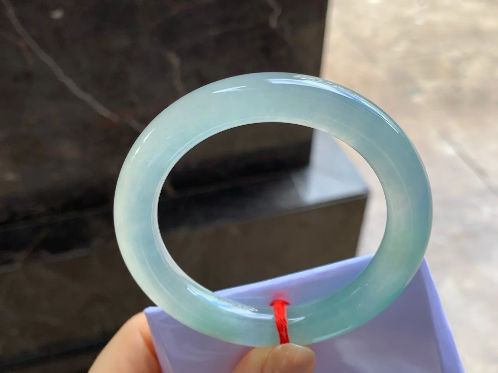 冰种圆条手镯
尺寸：54.6-10.6-10.3mm
冰味十足～种老肉细