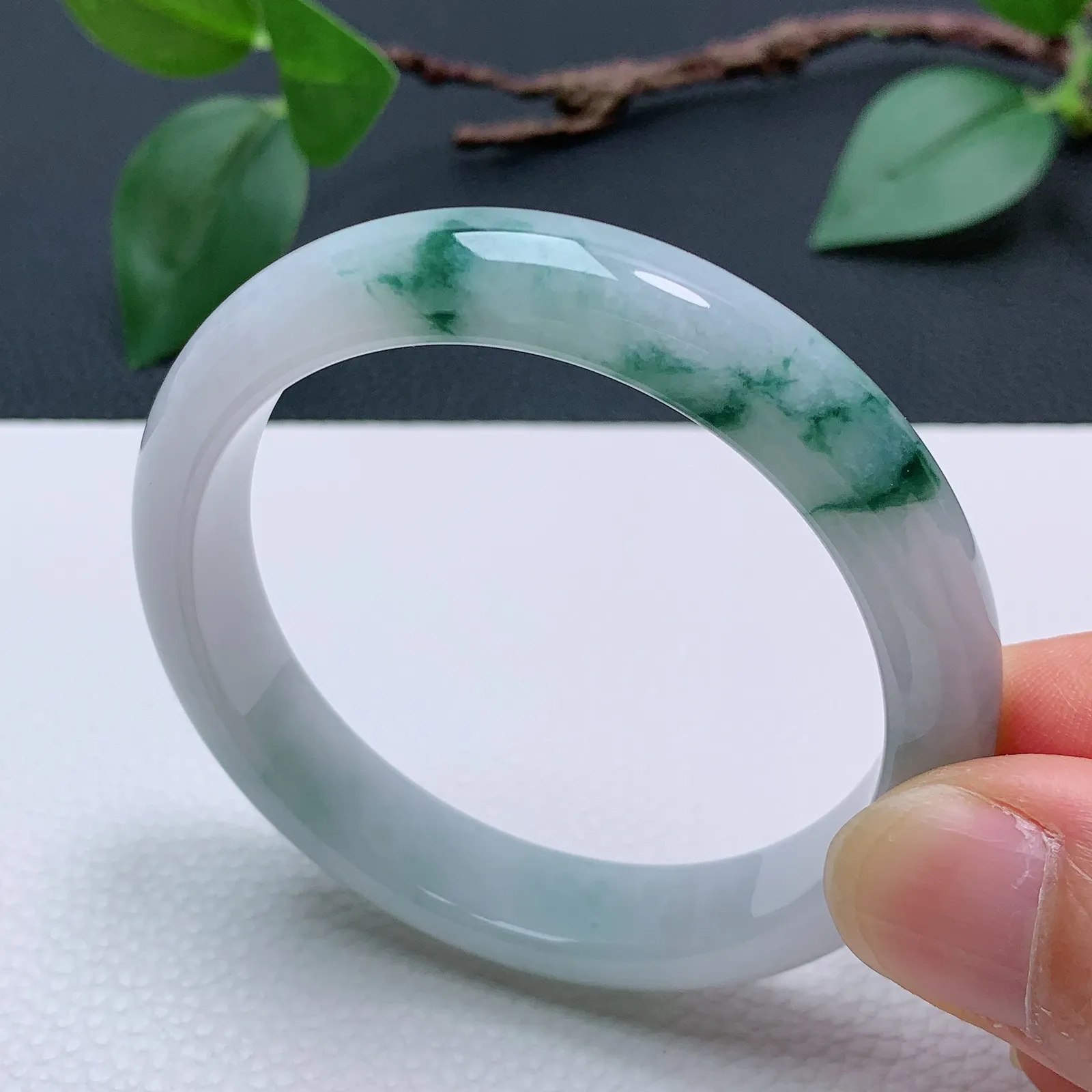 天然翡翠圈口53-54老坑飘花手镯 玉质细腻 种水好 尺寸：53.2-10.8-7.1mm  M22
