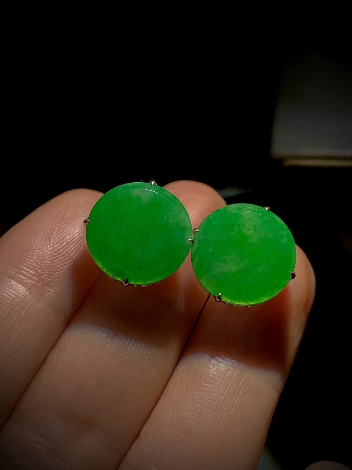 小圆牌素面简约耳钉，
裸石15-15-2.2mm，
18K金，南非钻，
