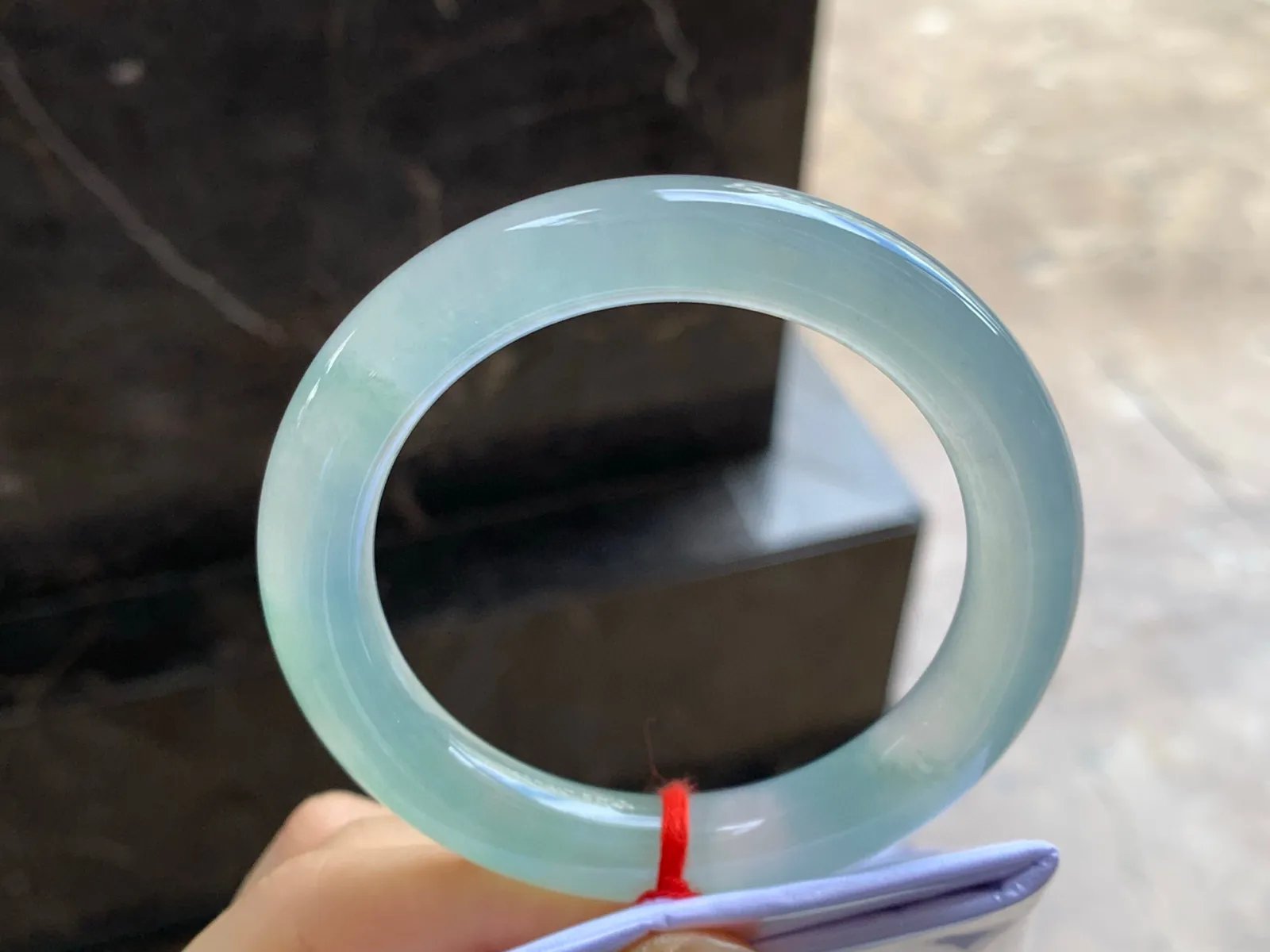 冰种圆条手镯
尺寸：54.6-10.6-10.3mm
冰味十足～种老肉细