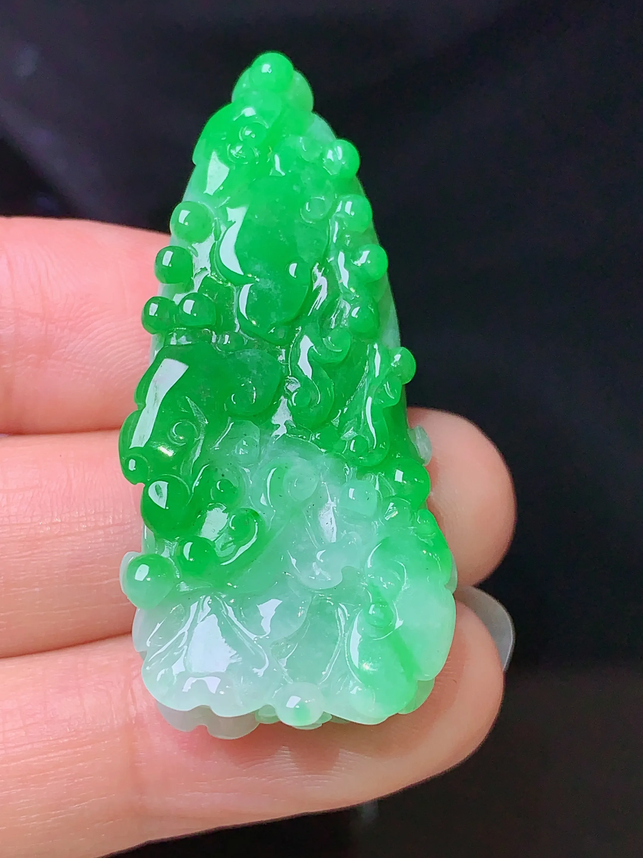 翠绿白菜吊坠 玉质细腻 色泽清新艳丽 整体尺寸45.5*20.6*11