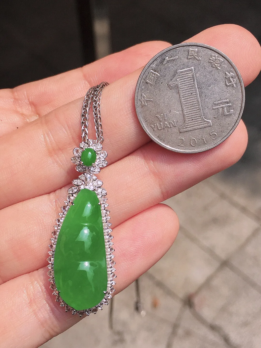 阳绿福豆吊坠，色泽均匀艳丽，玉质细腻，荧光感超
强，饱满圆润，尽显优雅气质，18k
金豪华镶嵌