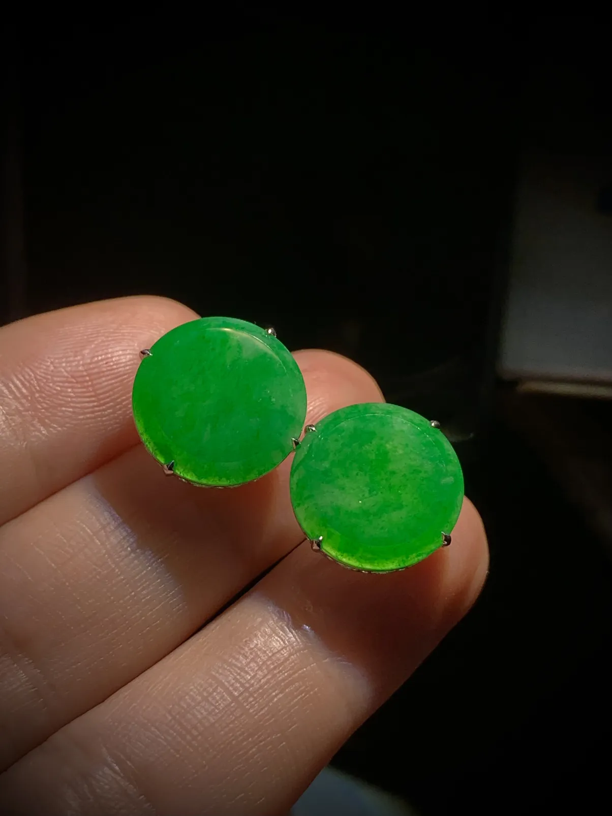 小圆牌素面简约耳钉，
裸石15-15-2.2mm，
18K金，南非钻，