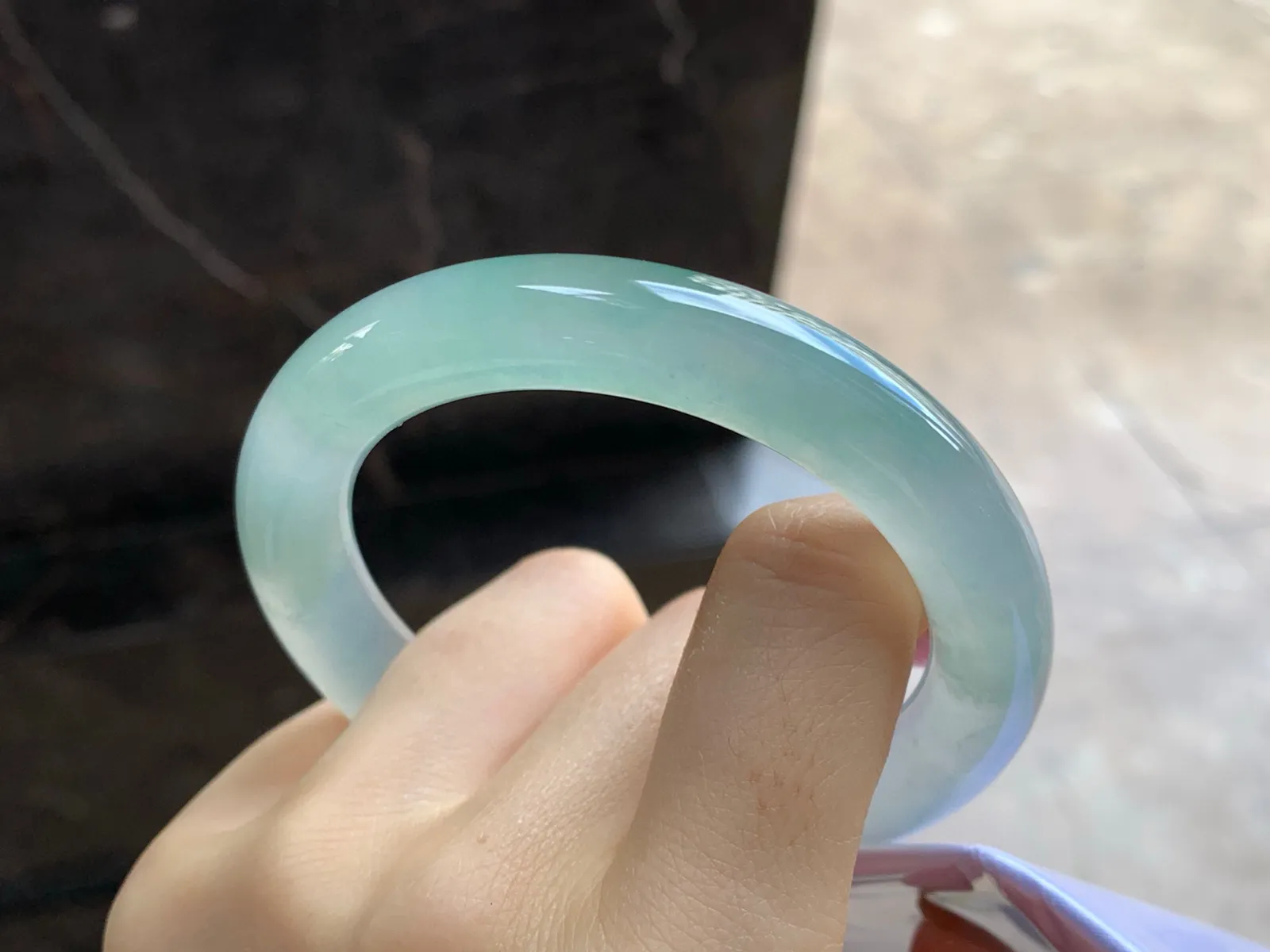 冰种圆条手镯
尺寸：54.6-10.6-10.3mm
冰味十足～种老肉细