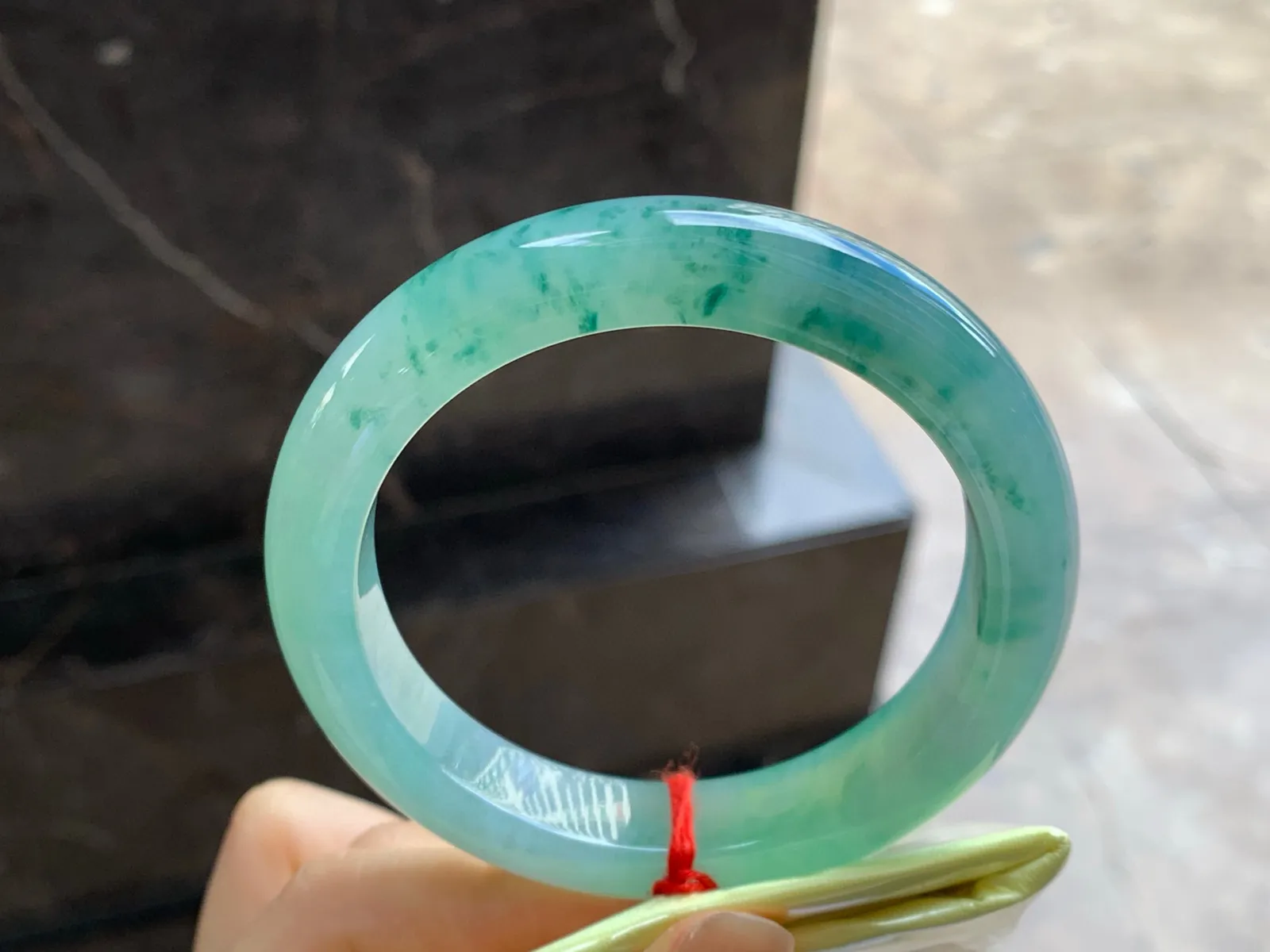 飘色花手镯
尺寸：56.8-12.1-9.7mm
底子细腻干净有底色