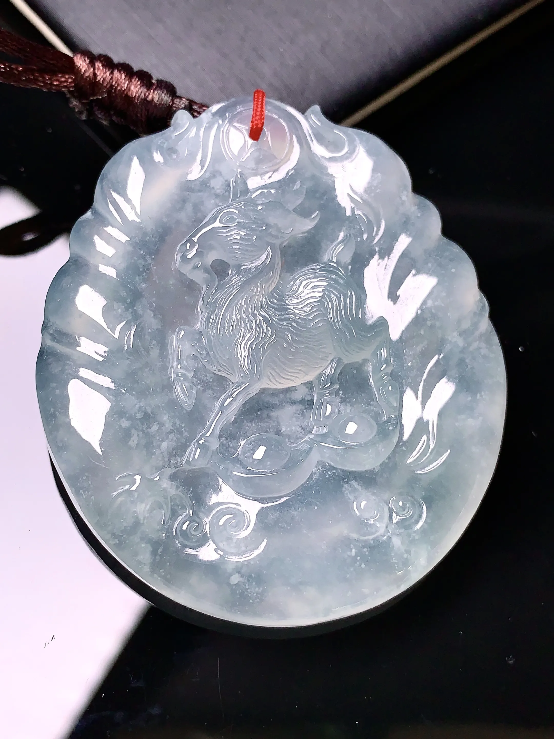 冰种生肖羊牌吊坠 玉质细腻 色泽清新艳丽 整体尺寸50.2*43*6.5
