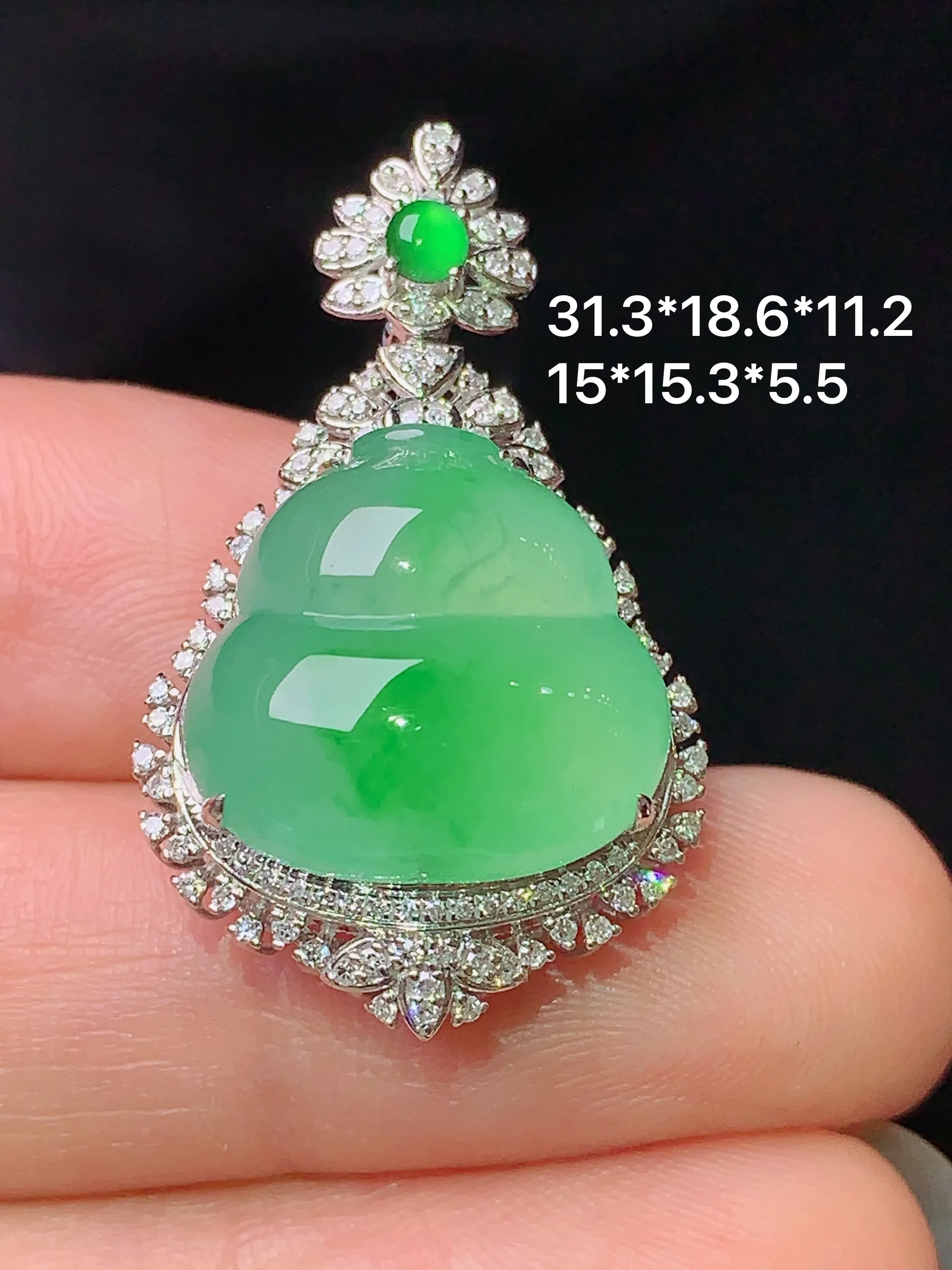 18k金钻镶嵌翠绿葫芦吊坠 玉质细腻 色泽清新艳丽 整体尺寸31.3*18.6*11.2