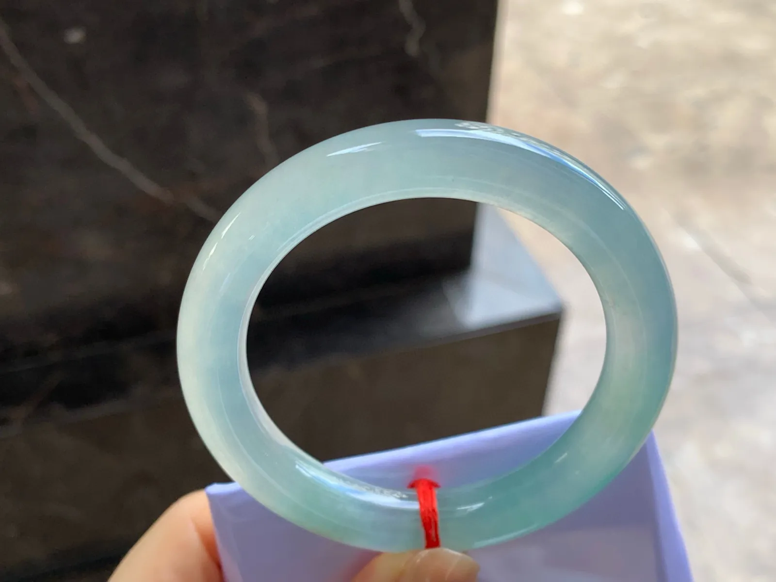 冰种圆条手镯
尺寸：54.6-10.6-10.3mm
冰味十足～种老肉细