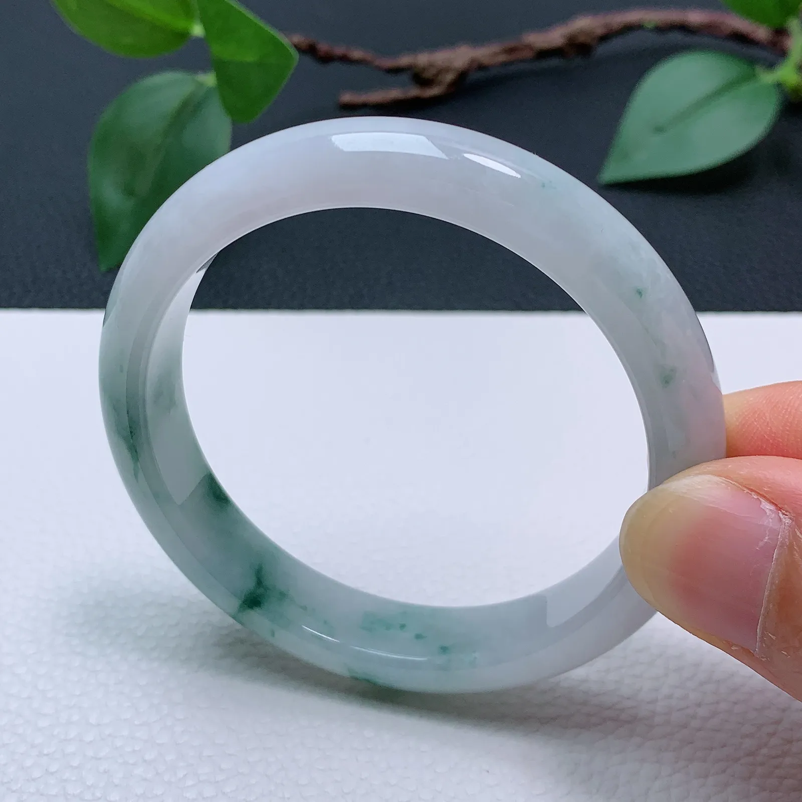 天然翡翠圈口53-54老坑飘花手镯 玉质细腻 种水好 尺寸：53.2-10.8-7.1mm  M22