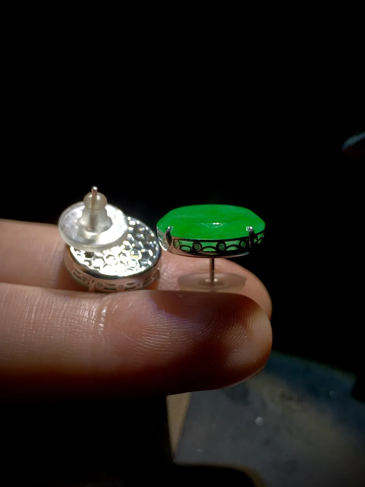 小圆牌素面简约耳钉，
裸石15-15-2.2mm，
18K金，南非钻，