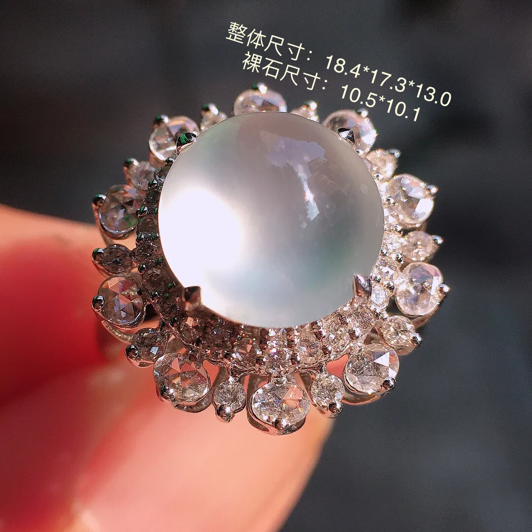 玻璃种蛋面戒指，玉质细腻，荧光感超
强，饱满圆润，尽显优雅气质，18k
金豪华镶嵌