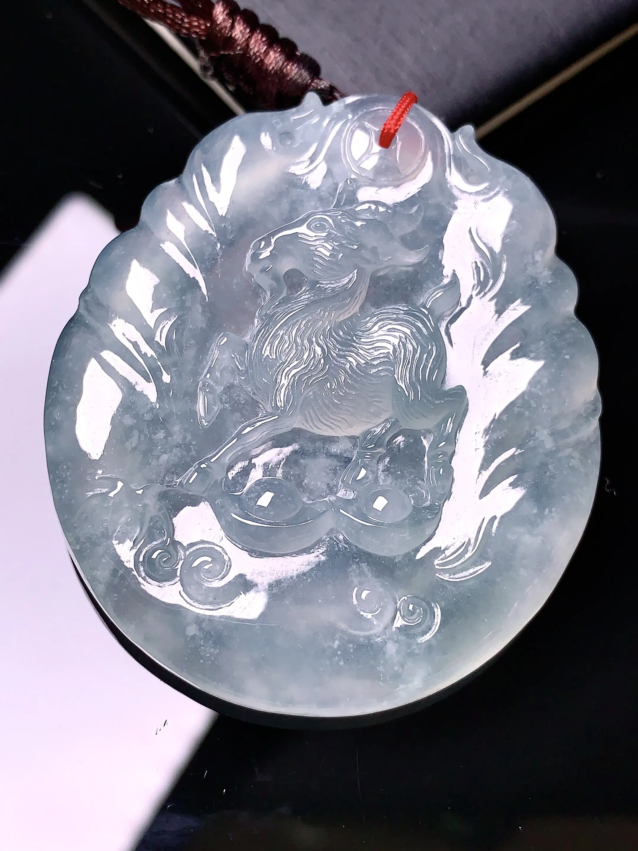 冰种生肖羊牌吊坠 玉质细腻 色泽清新艳丽 整体尺寸50.2*43*6.5