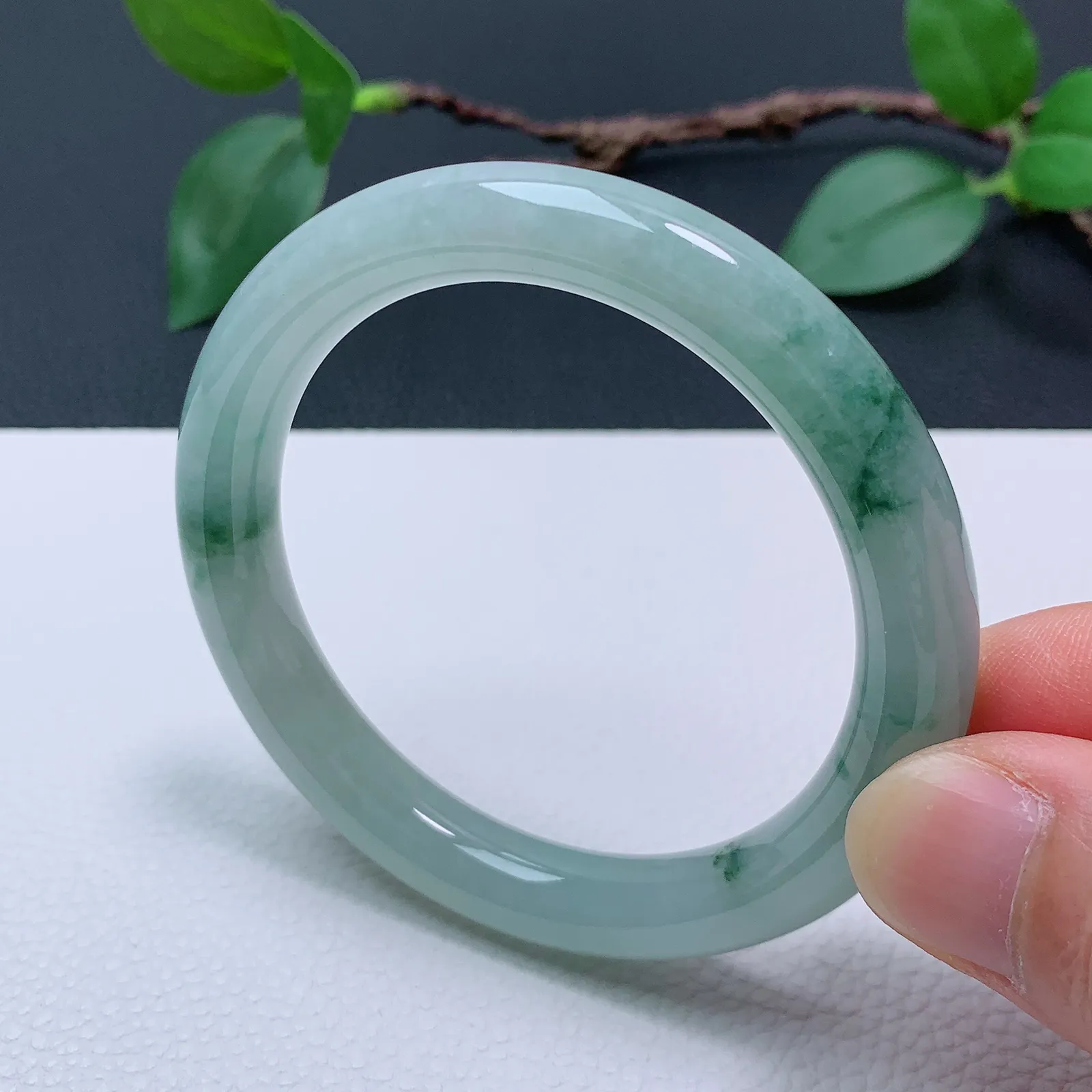 天然翡翠圈口55-56老坑冰透飘花圆条手镯 玉质细腻 种水好 尺寸：55.2-9.5-9.2mm  M44