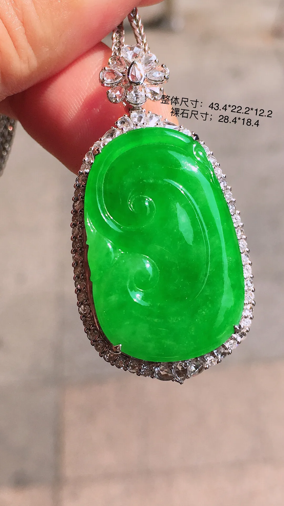 阳绿如意吊坠，色泽均匀艳丽，玉质细腻，荧光感超
强，饱满圆润，尽显优雅气质，18k
金豪华镶嵌