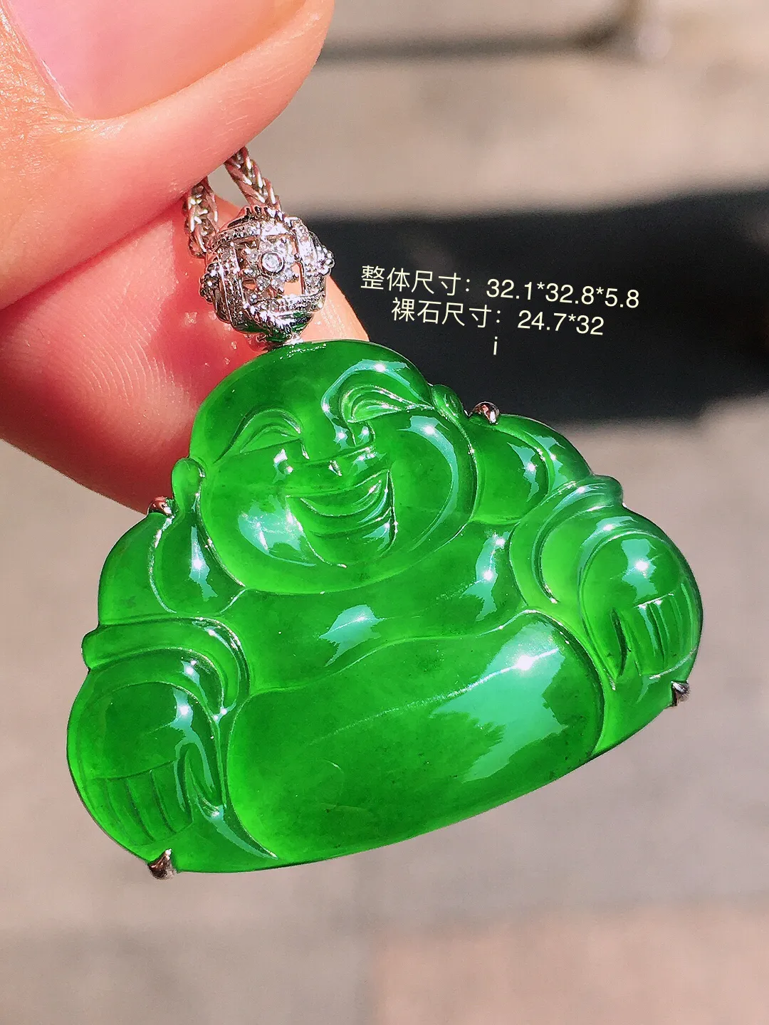 阳绿佛公吊坠，色泽均匀艳丽，玉质细腻，荧光感超
强，饱满圆润，尽显优雅气质，18k
金豪华镶嵌