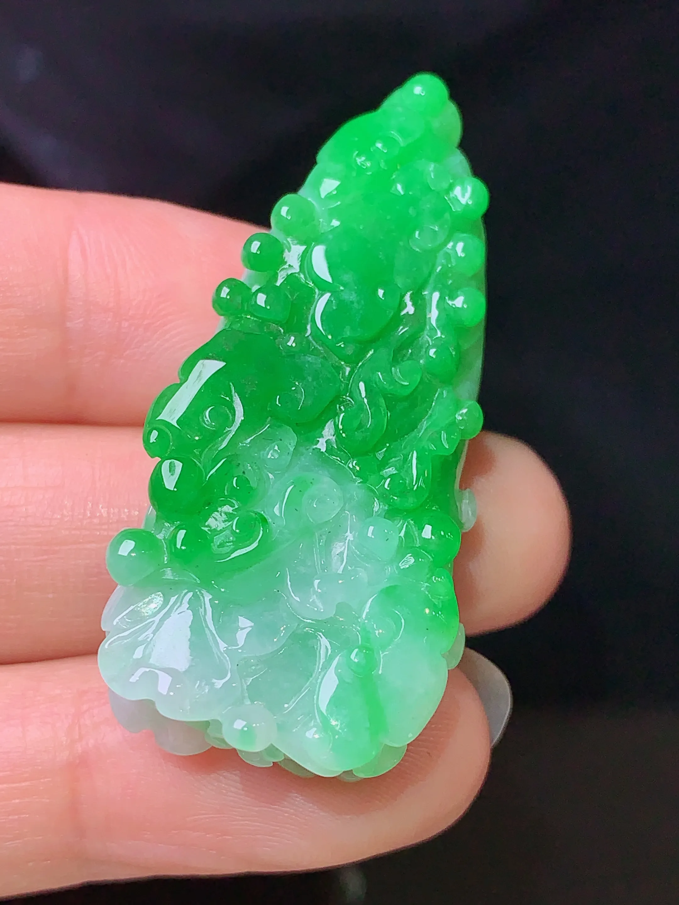 翠绿白菜吊坠 玉质细腻 色泽清新艳丽 整体尺寸45.5*20.6*11