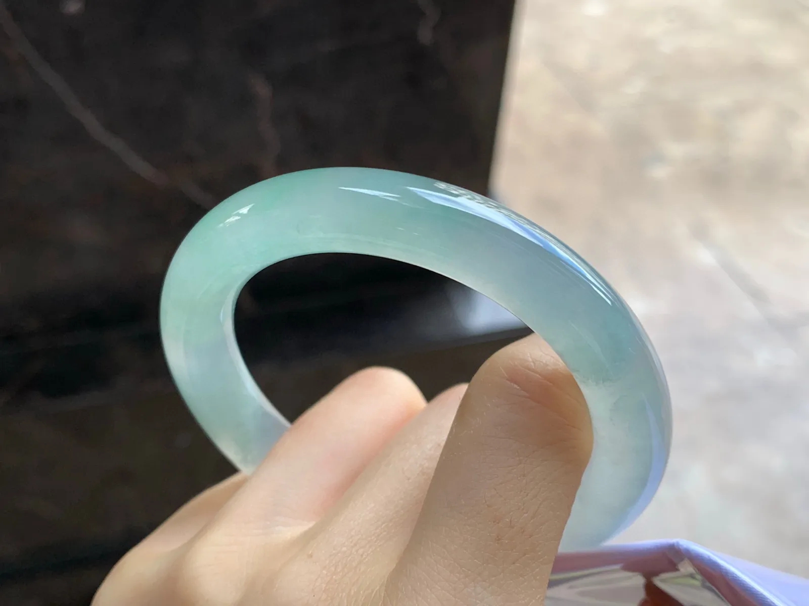 冰种圆条手镯
尺寸：54.6-10.6-10.3mm
冰味十足～种老肉细