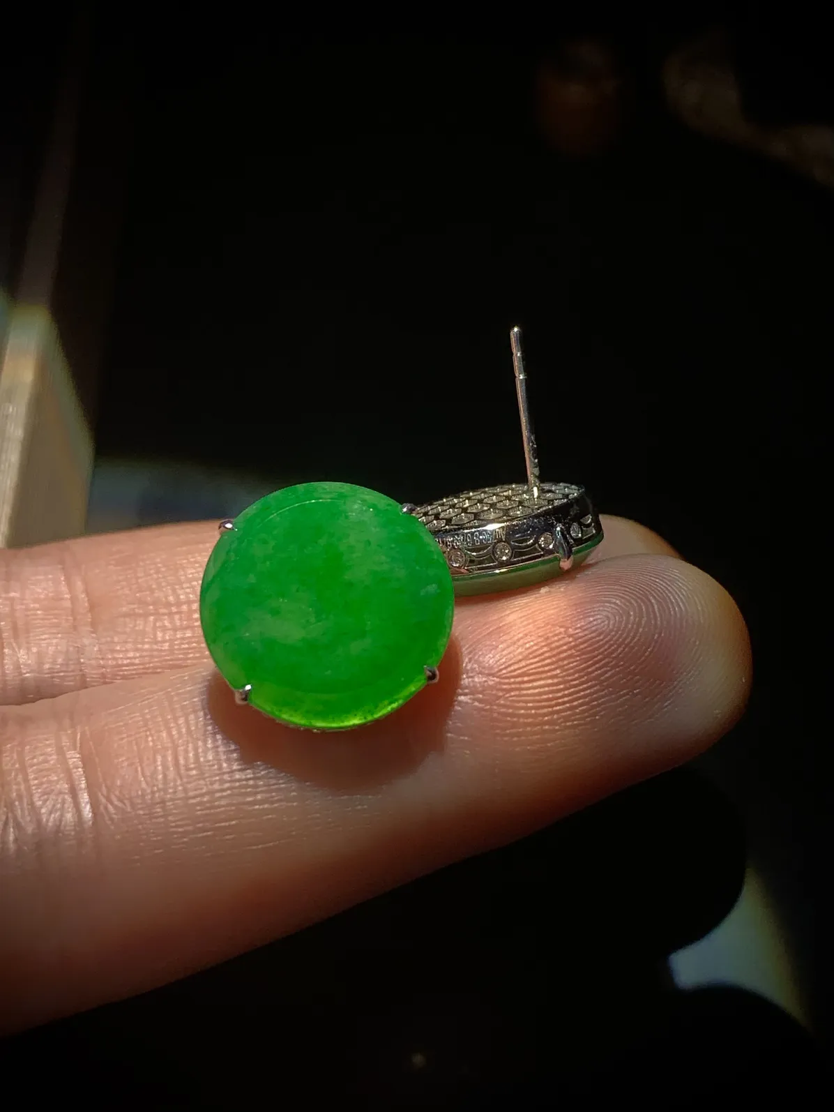 小圆牌素面简约耳钉，
裸石15-15-2.2mm，
18K金，南非钻，
