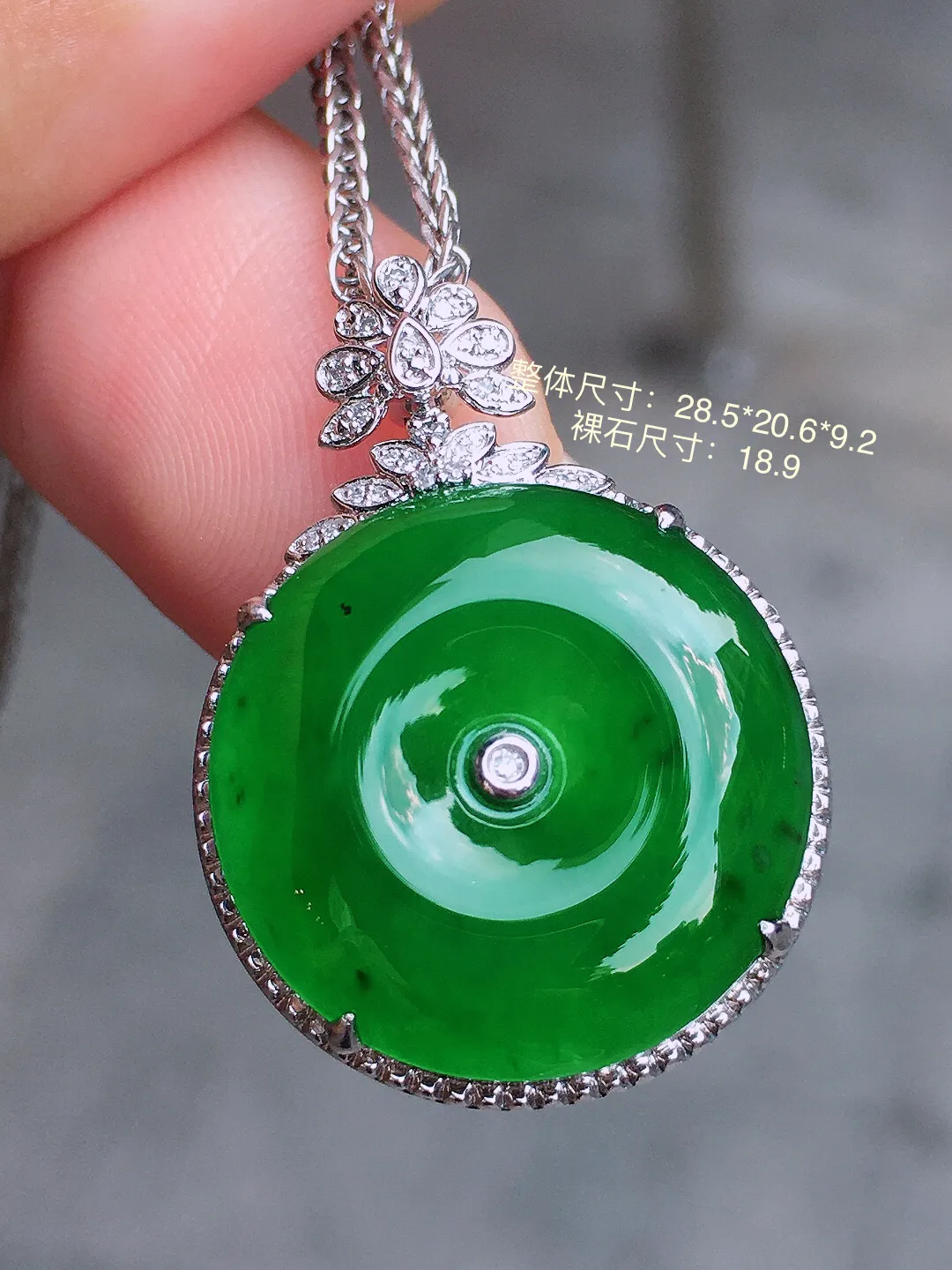 阳绿平安扣吊坠，色泽均匀艳丽，玉质细腻，荧光感超
强，饱满圆润，尽显优雅气质，18k
金豪华镶嵌