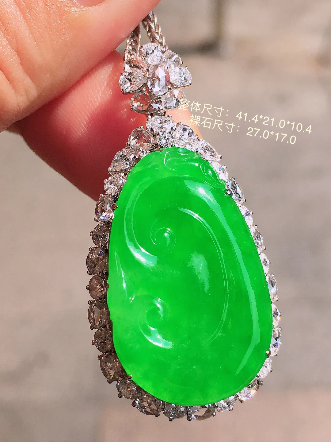 阳绿如意吊坠，色泽均匀艳丽，玉质细腻，荧光感超
强，饱满圆润，尽显优雅气质，18k
金豪华镶嵌