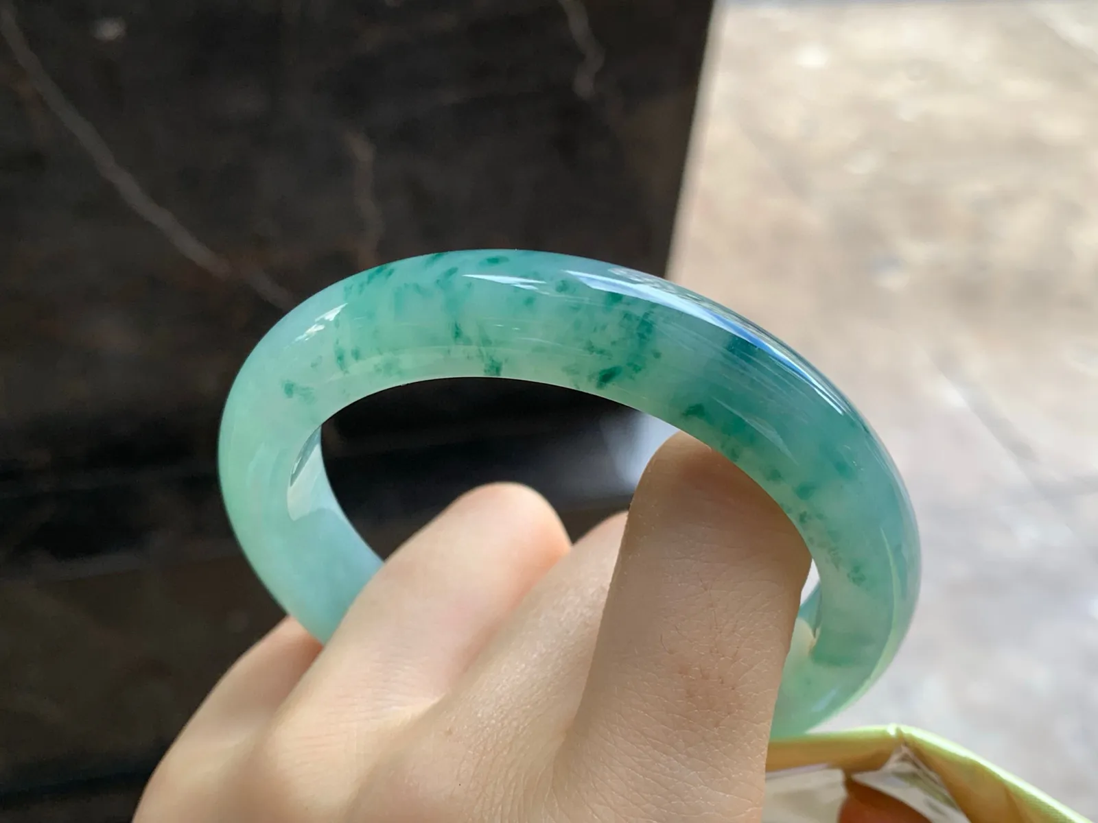 飘色花手镯
尺寸：56.8-12.1-9.7mm
底子细腻干净有底色