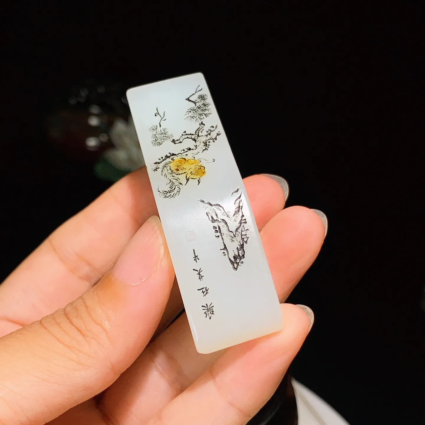 新疆和田玉印章。尺寸65.7/19/18.1重57.1克 玉质细腻油润 底色纯净 脂粉好，品质好。lt250906