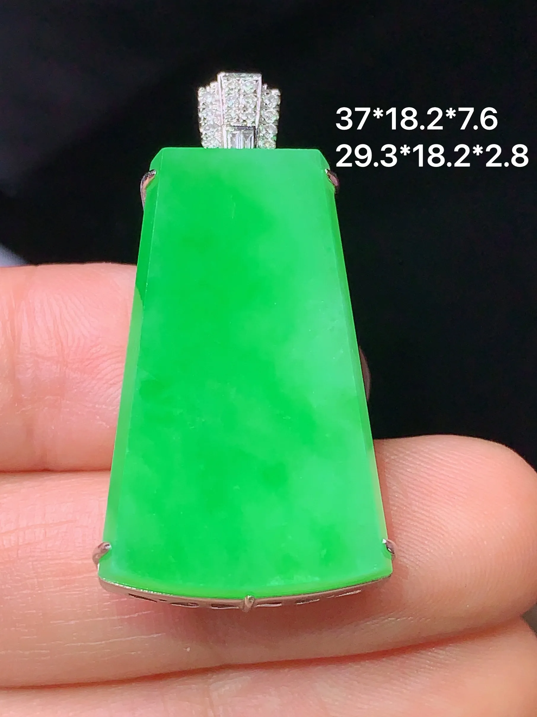 18k金钻镶嵌翠绿无事牌吊坠 玉质细腻 色泽清新艳丽 整体尺寸37*18.2*7.6
