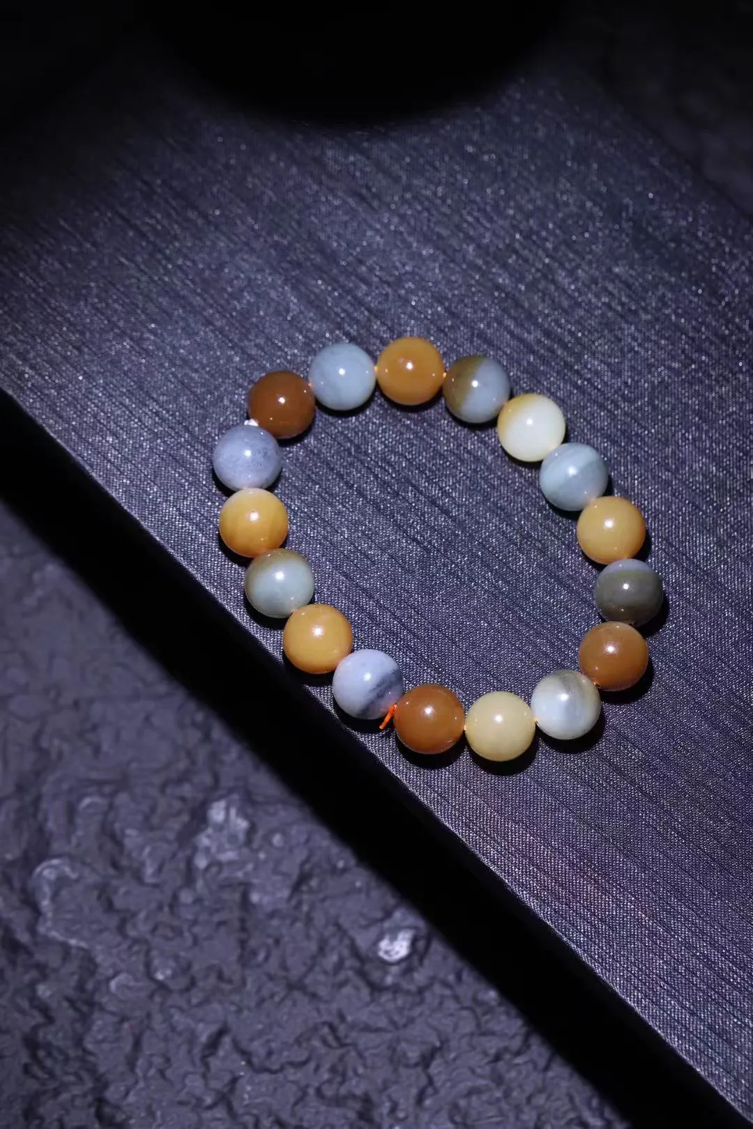 糖色手串 | 楼兰三色的过渡，叠戴也很好看。
而且糖玉在中国传统文化中寓意甜蜜幸福，佩戴糖手串，愿您的生活如糖般甜蜜，诸事顺遂。
12mm，44.2g