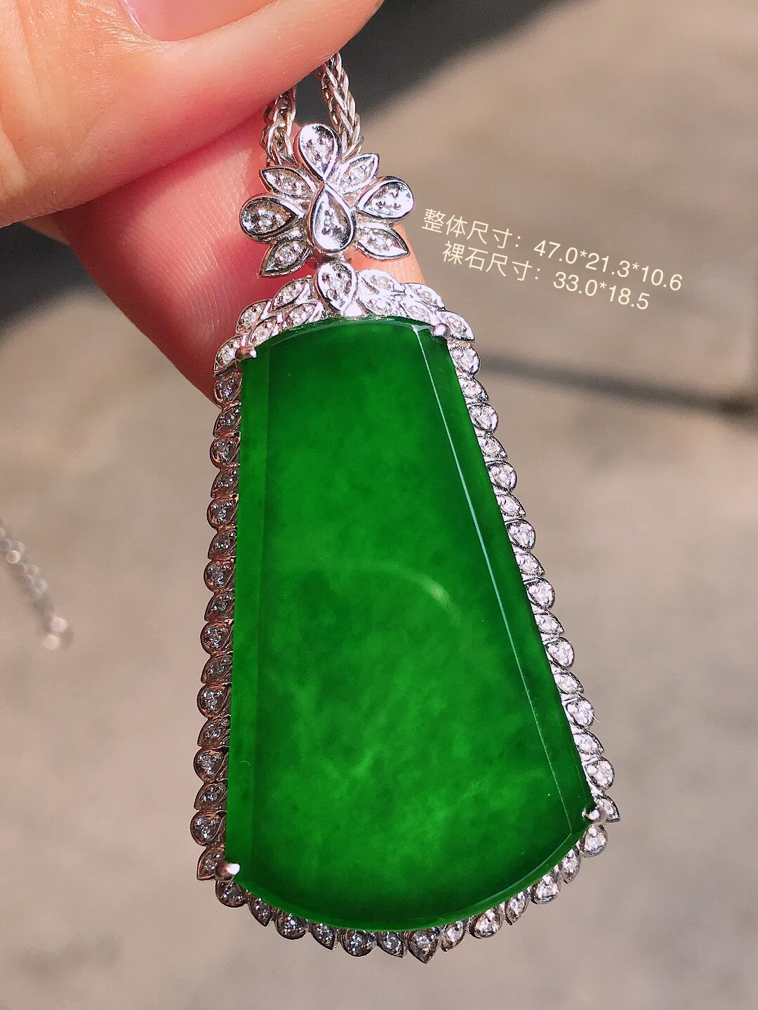 满绿无事牌吊坠，色泽均匀浓郁，玉质细腻，荧光感超
强，饱满圆润，尽显优雅气质，18k
金豪华镶嵌