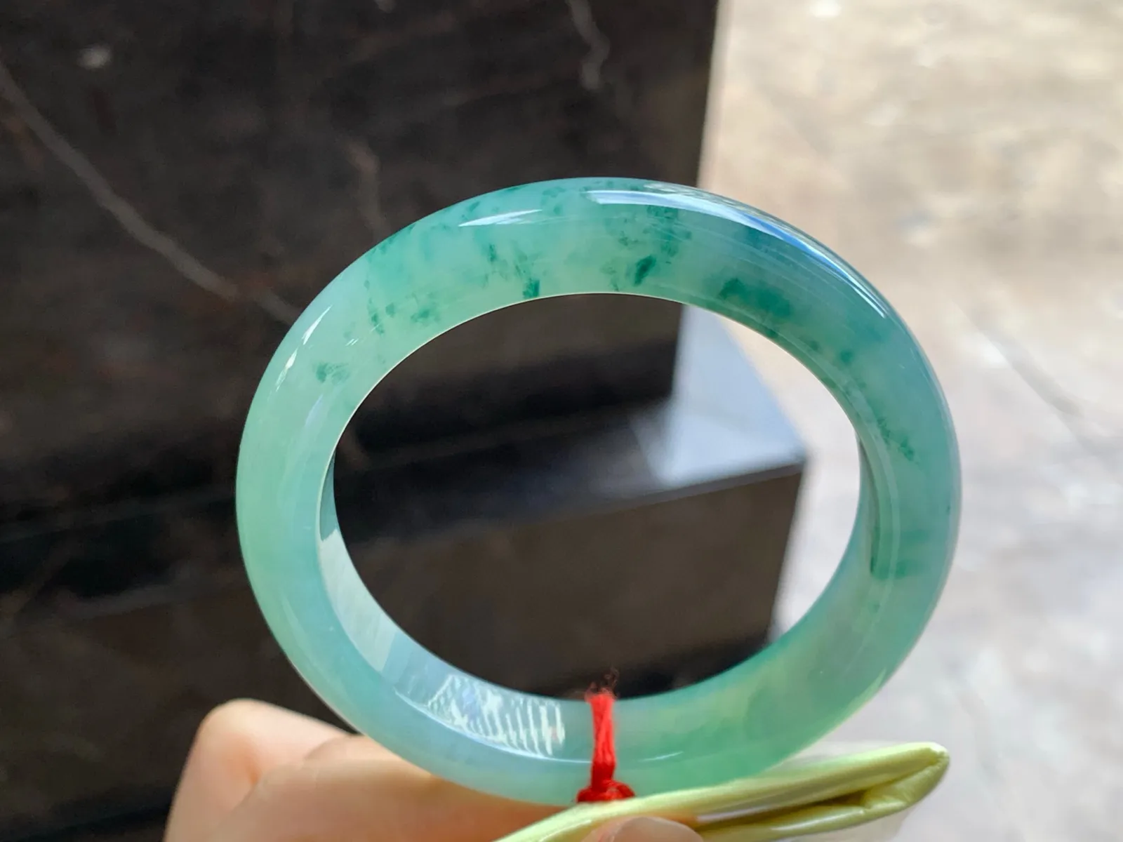 飘色花手镯
尺寸：56.8-12.1-9.7mm
底子细腻干净有底色