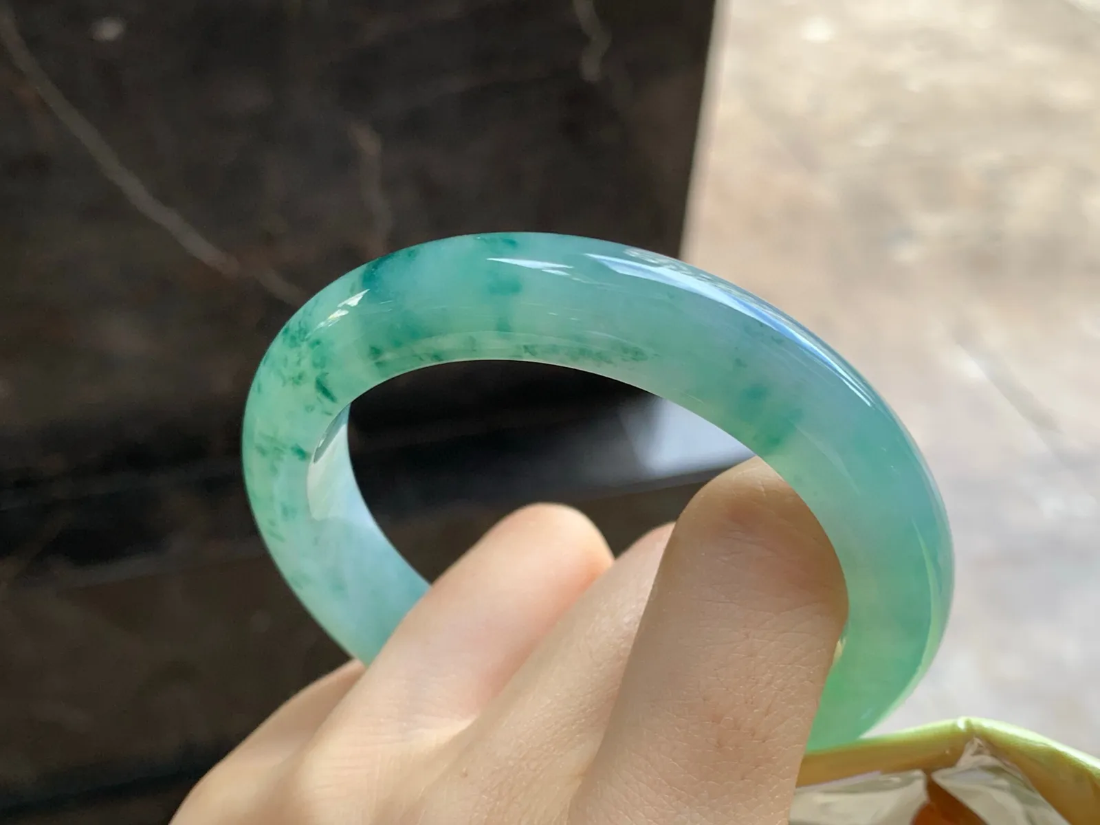 飘色花手镯
尺寸：56.8-12.1-9.7mm
底子细腻干净有底色