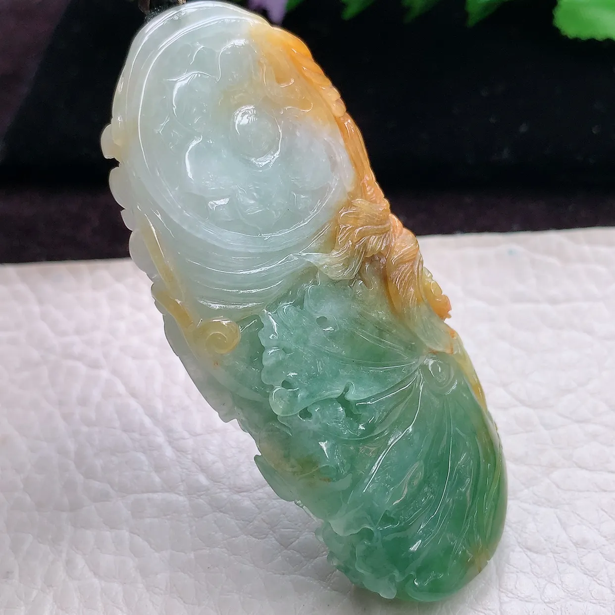 lz实拍69*30*10.6缅甸翡翠A货精雕三彩自在观音玉吊坠 玉挂件