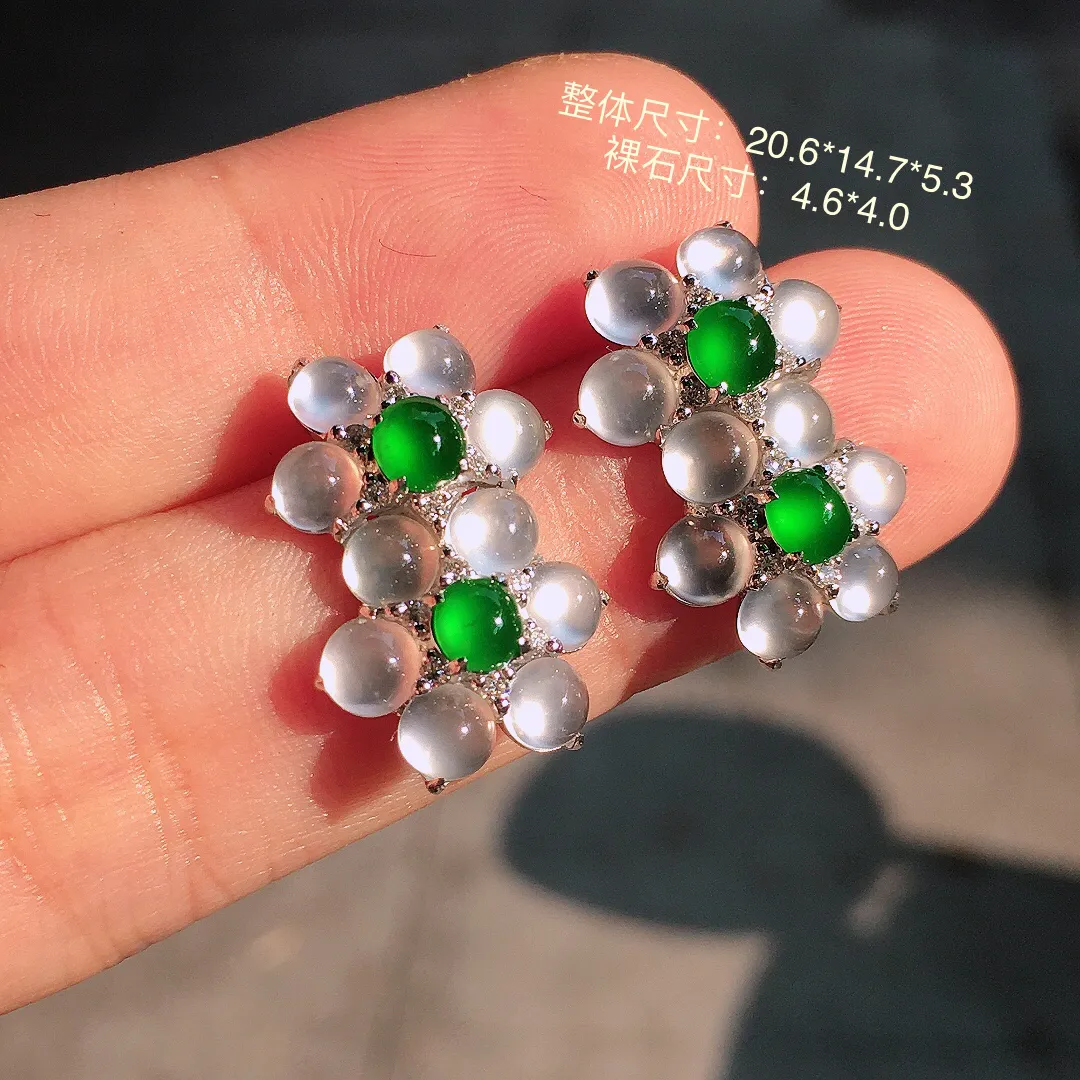 （冰+绿）拼花耳钉，色泽均匀艳丽，玉质细腻，荧光感超
强，饱满圆润，尽显优雅气质，18k
金豪华镶嵌