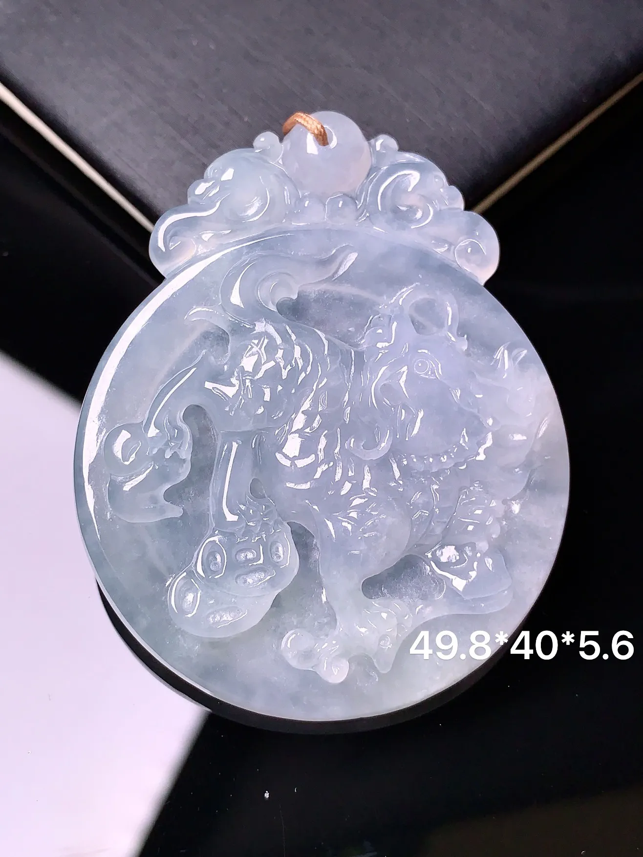 冰种麒麟牌吊坠 玉质细腻 色泽清新艳丽 整体尺寸49.8*40*5.6