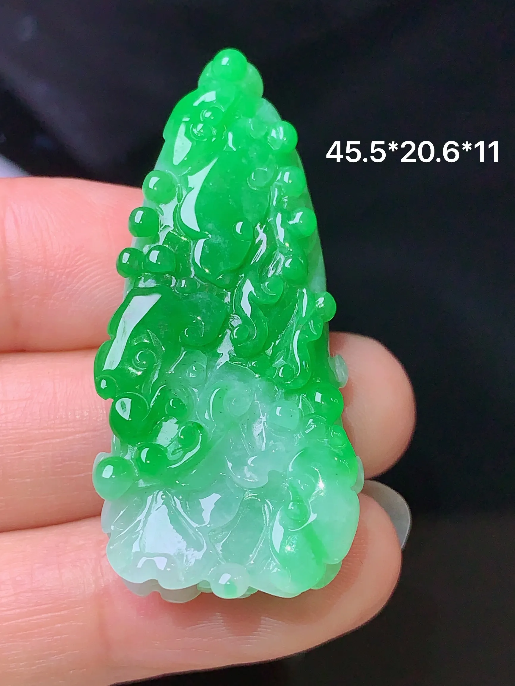 翠绿白菜吊坠 玉质细腻 色泽清新艳丽 整体尺寸45.5*20.6*11
