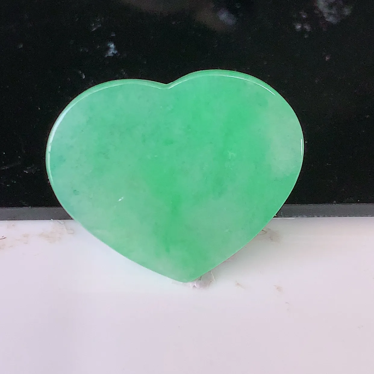 自然光实拍，水润满绿翡翠爱心吊坠，翠色灵动，玉质细腻，颜色漂亮，品相佳，镶嵌更靓，佩戴佳品！#57.